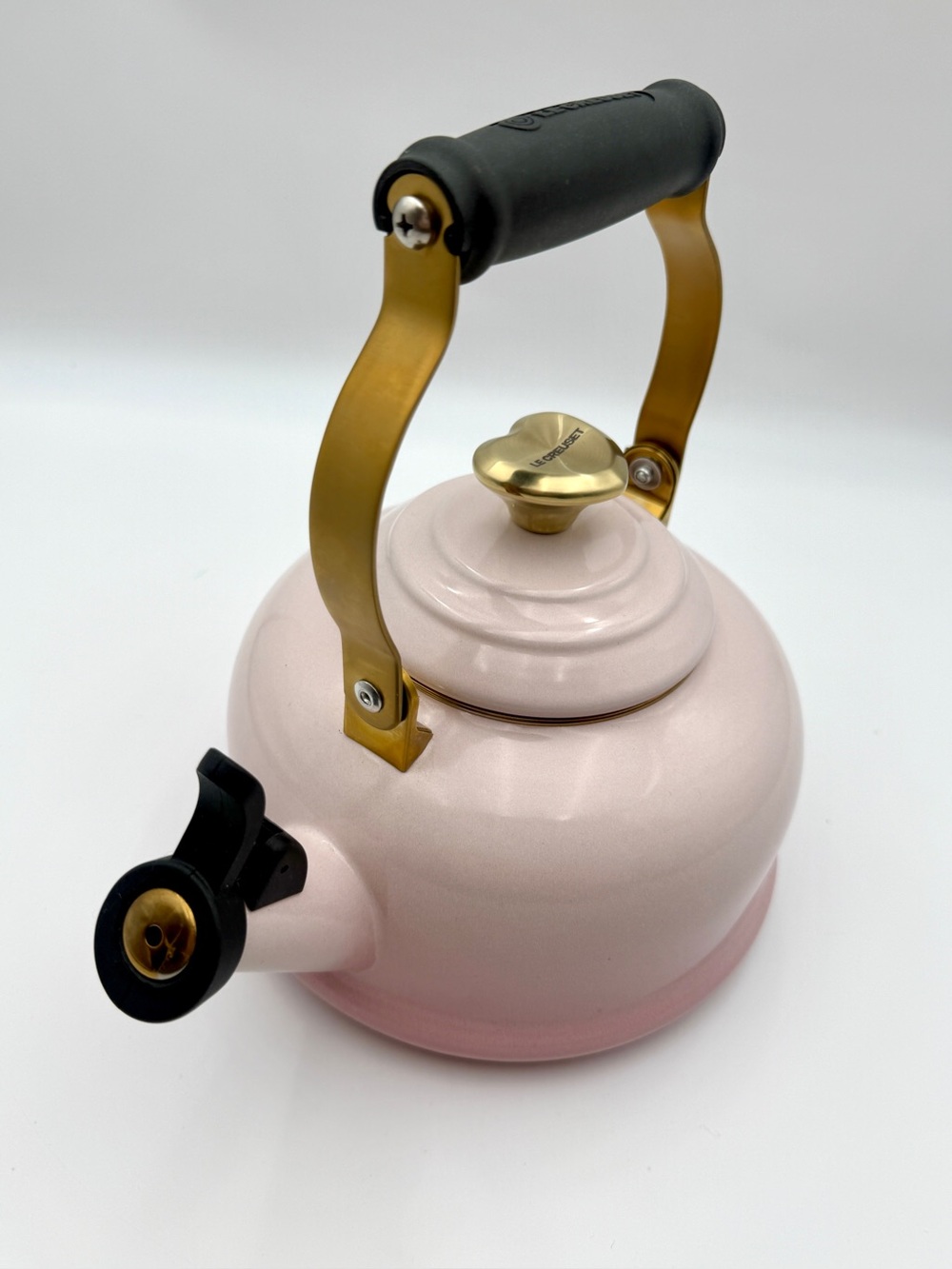Le Creuset Classic Stovetop Kettle 1.7Qt - Shell Pink w/ Gold Trim & Heart Knob